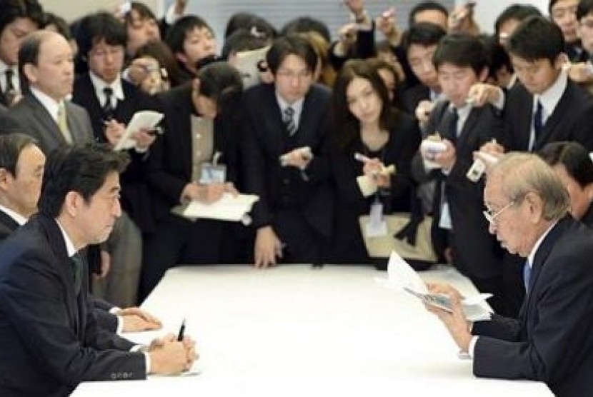 Gubernur Okinawa Hirokazu Nakaima (kanan) dengan Perdana Menteri Jepang Shinzo Abe dalam pertemuan pembahasan pangkalan baru AS pada Rabu (25/12/2013)