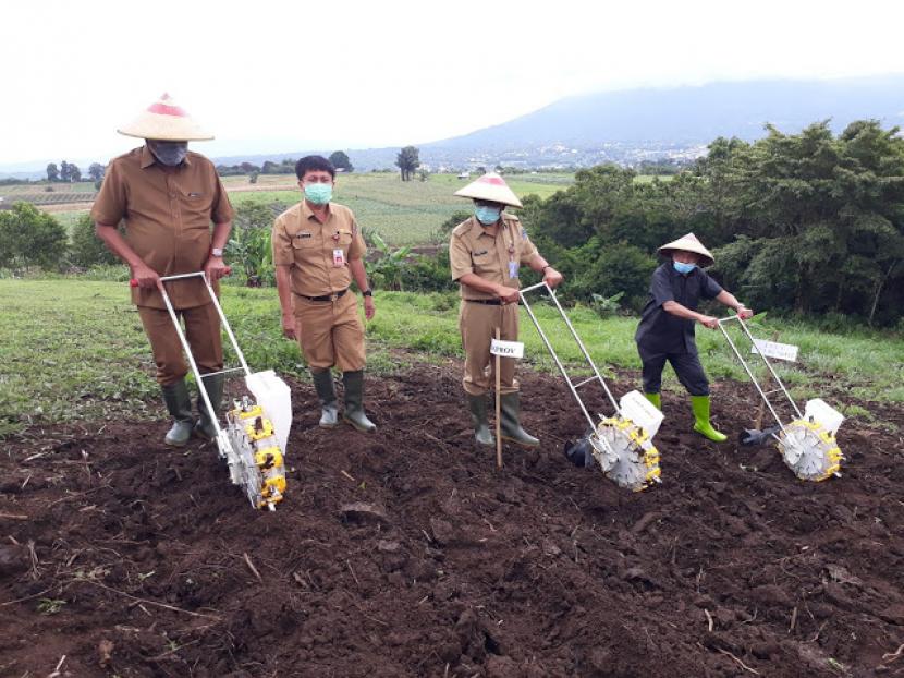 Gubernur Olly usai melakukan tanam jagung di perkebunan Wawo Kota Tomohon pada Senin(27/7).