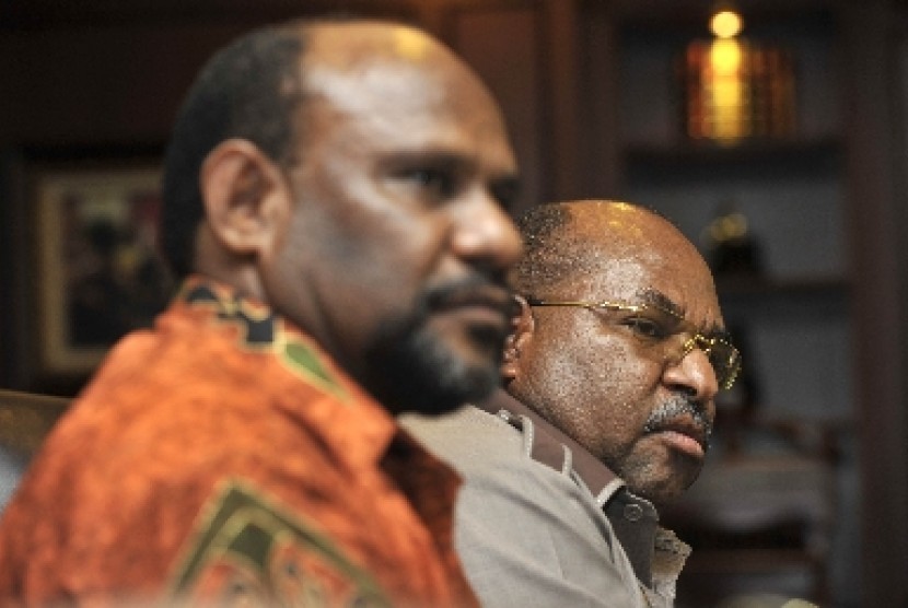Gubernur Papua Lukas Enembe (kanan) dan Ketua Majelis Rakyat Papua Timotius Murip.