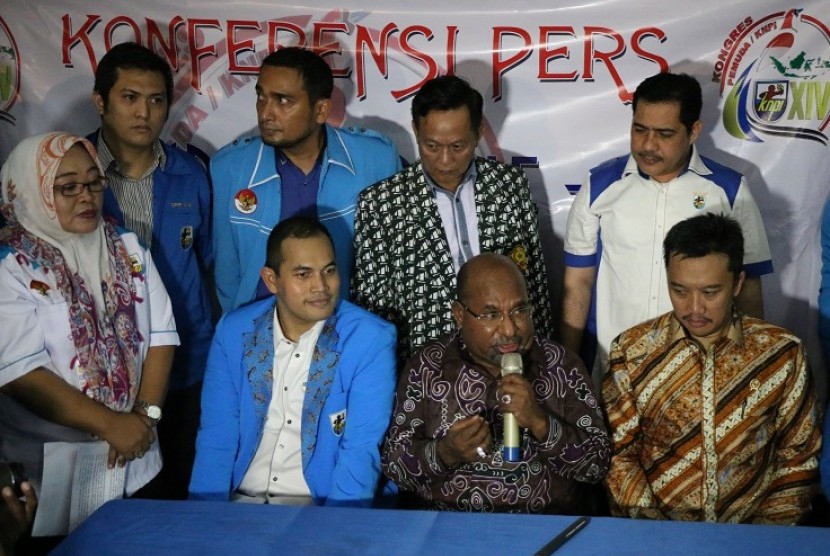 Gubernur Papua, Lukas Enembe (tengah) diapit Ketua Umum DPP KNPI Taufan E.N  Rotorasiko (kiri) dan Menpora Imam Nahrawi serta para pengurus KNPI saat konferensi pers usai pembukaan Kongres KNPI  XIV di Jayapura, Papua, Selasa (24/2) malam.