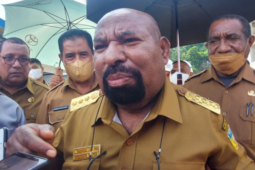 Gubernur Papua Lukas Enembe. Kepala Suku Wali Papua, Melianus Wali, mengingatkan Lukas Enembe untuk taati KPK 