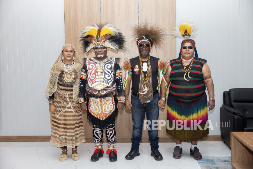 Gubernur Papua Tengah Meki Fritz Nawipa beserta istri nampak hadir menggunakan baju daerah khas Kabupaten Paniai. 
