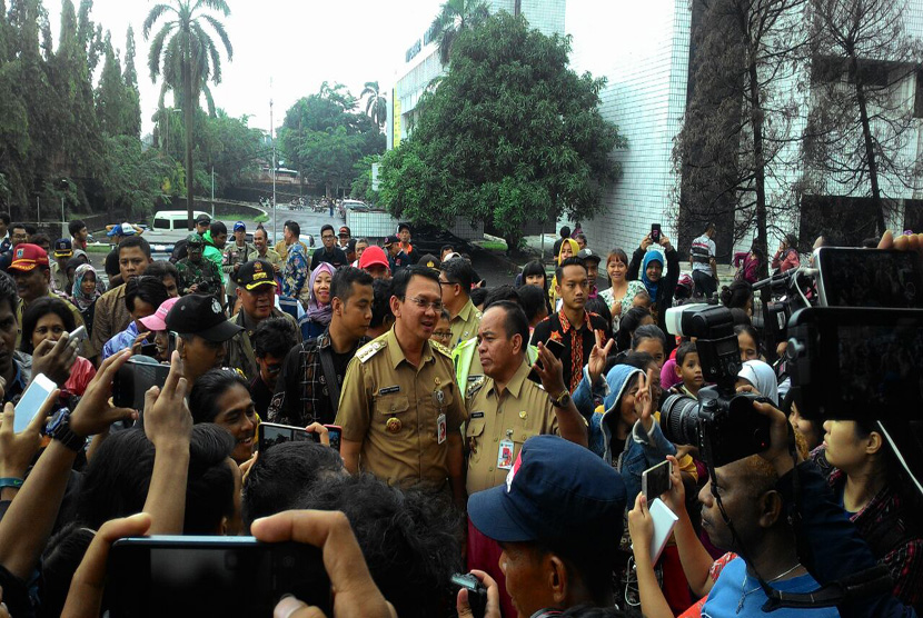 Gubernur DKI Jakarta Basuki Tjahaja Purnama (Ahok) mengunjungi korban banjir Kelurahan Cipinang Melayu di Masjid Borobudur, Senin (20/2).