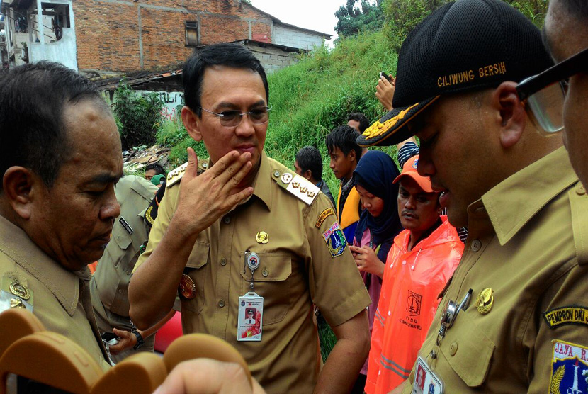 Calon gubernur pejawat DKI Jakarta Basuki Tjahaja Purnama (Ahok) mengunjungi korban banjir Kelurahan Cipinang, Melayu, Jakarta Timur, Senin (20/2).