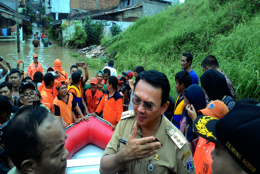 Gubernur Pejawat DKI Jakarta Basuki Tjahaja Purnama (Ahok) mengunjungi korban banjir Kelurahan Cipinang Melayu Jakarta Timur, Senin (20/2).