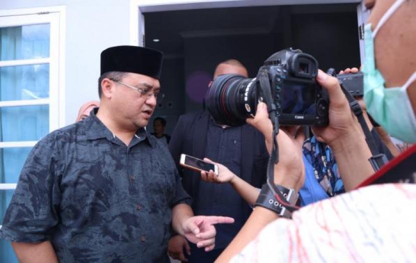  Gubernur Pemprov Babel, Erzaldi Rosman mengeluarkan aturan jadwal masuk kerja Bagi aparat sipil negara (ASN) sebagai bagian dari penyelenggaraan Pemerintah Provinsi Kepulauan Bangka Belitung (Babel).