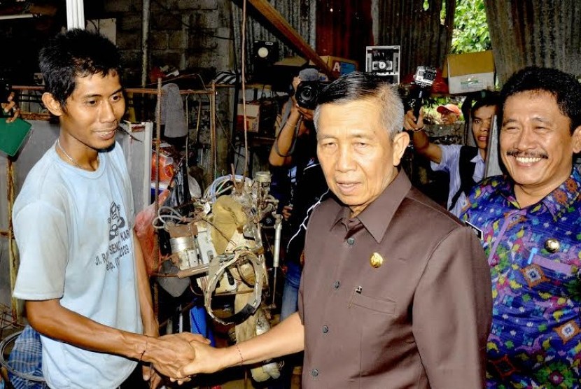 Gubernur Provinsi Bali, I Made Mangku Pastika berkunjung langsung ke kediaman I Wayan Sumardana