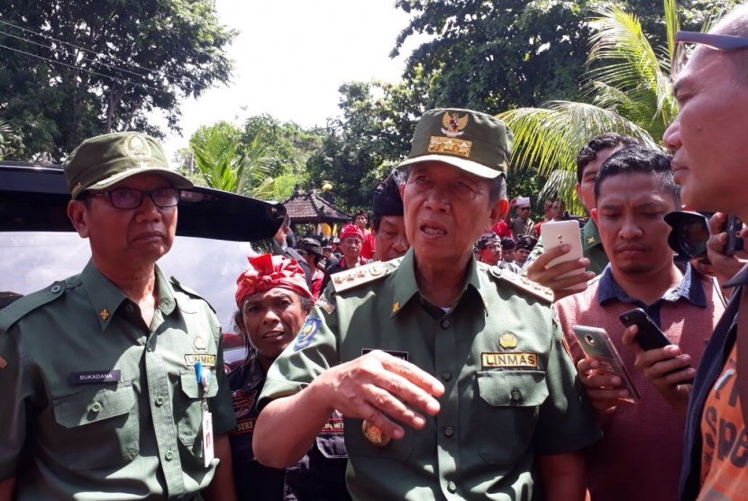 Gubernur Provinsi Bali, Made Mangku Pastika memantau langsung kesiapan Pemilihan Kepala Daerah (Pilkada) 2018 ke Kantor Komisi Pemilihan Umum (KPU) Bali di Jalan Cok Agung Tresna, Denpasar.