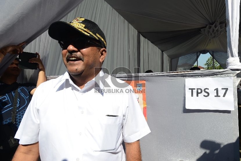 Gubernur Provinsi Banten Rano karno meninjau TPS 17, Tangerang Selatan, Rabu (9/12). 