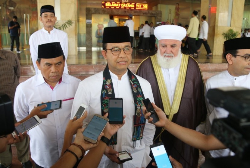 Gubernur Provinsi DKI Jakarta Anies Baswedan menyambut kedatangan Mufti dari Provinsi Damaskus, Suriah, Syekh Doktor Adnan Al-Afyouni dan Ketua Dewan Fatwa Islamiyah dari Lebanon, Syekh Doktor Riyadh Bazoo, di Gedung Balaikota Jakarta, pada Jumat (18/1).