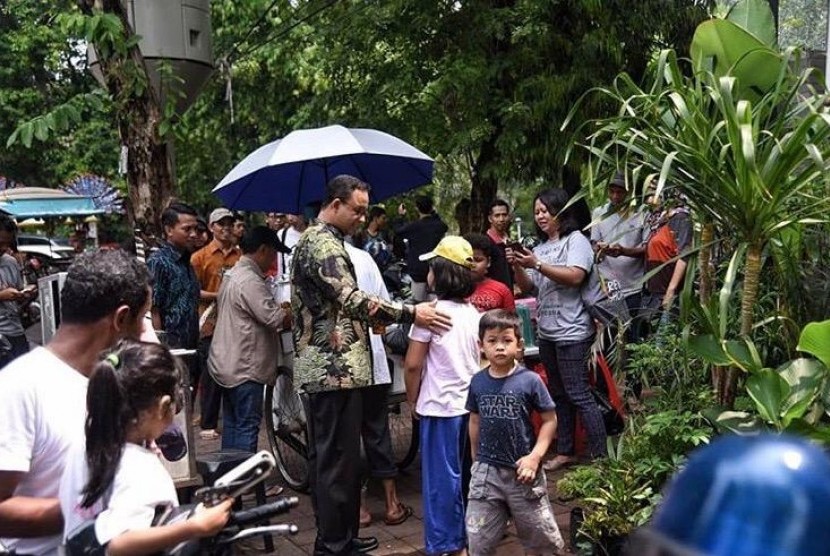  Gubernur Provinsi DKI Jakarta, Anies Baswedan tengah menyapa warga saat meninjau Taman Honda, Tebet, Jakarta Selatan.