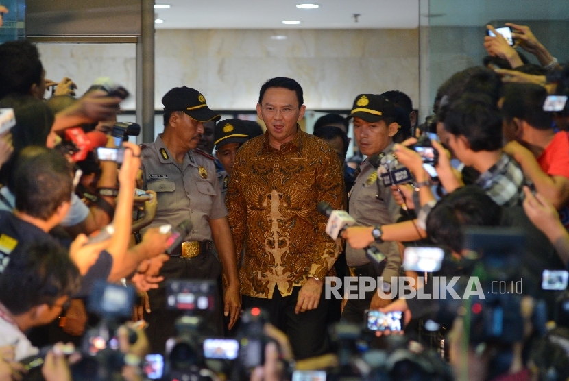 Gubernur Provinsi DKI Jakarta Basuki Tjahaja Purnama dimintai keterangan oleh wartawan usai menjalani pemeriksaan selama delapan jam di Gedung KPK, Jakarta, Selasa (10/5).  (Republika/ Raisan Al Farisi)