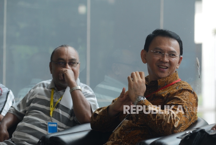 Gubernur Provinsi DKI Jakarta Basuki Tjahaja Purnama (tengah) menunggu untuk menjalani pemeriksaan di Gedung KPK, Jakarta, Selasa (10/5).(Republika/Raisan Al Farisi)