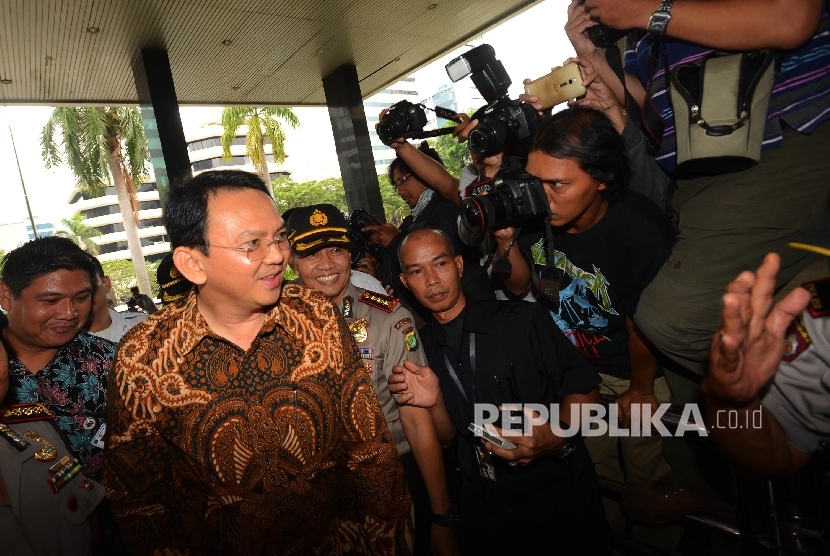  Gubernur Provinsi DKI Jakarta Basuki Tjahaja Purnama tiba di gedung untuk menjalani pemeriksaan di Gedung KPK, Jakarta, Selasa (12/4). (Republika/Raisan Al Farisi)
