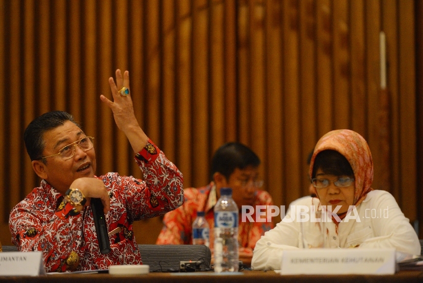 Gubernur Provinsi Kalimantan Barat Cornelis (kiri) bersama Dirjen Perubahan Iklim Kementerian Kehutanan Nur Masri Patin (kanan) memberikan pemaparan saat pertemuan tingkat tinggi satuan tugas Gubernur untuk iklim dan Hutan di Jakarta, Kamis (18/2).
