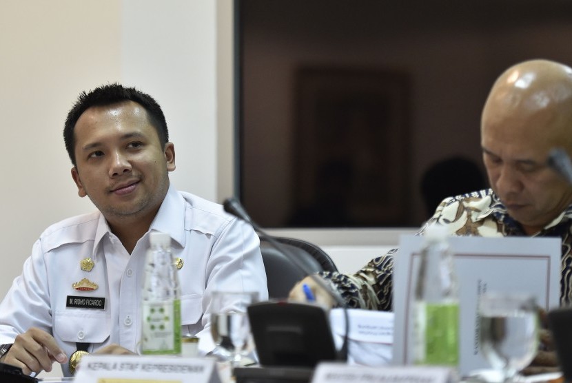 Gubernur Provinsi Lampung Muhammad Ridho Ficardo (kiri) mengikuti rapat terbatas Evaluasi Pelaksanaan Proyek Strategis Nasional dan Program Prioritas Provinsi Lampung di Kantor Presiden, Jakarta, Senin (6/3). 
