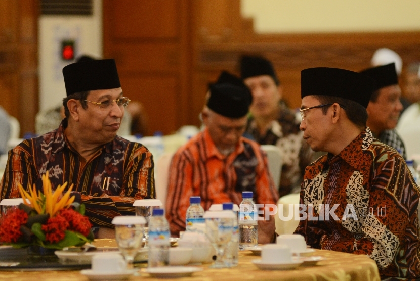 Gubernur Provinsi Nusa Tenggara Barat, M. Zainul Majdi (kanan) berbincang bersama Ketua IPQAH Said Aqil Munawar (kiri) saat Muktamar IPQAH Ke-3 di Kota Mataram, Nusa Tenggara Barat, rabu (27/7).(Republika/Raisan Al Farisi)