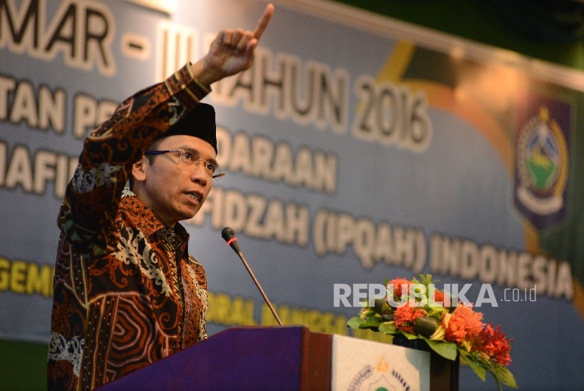 Gubernur Provinsi Nusa Tenggara Barat, M. Zainul Majdi memberikan kata sambutan sekaligus membuka Muktamar IPQAH Ke-3 di Kota Mataram, Nusa Tenggara Barat, rabu (27/7). (Republika/Raisan Al Farisi)