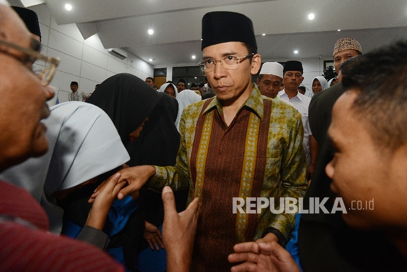 Gubernur Provinsi Nusa Tenggara Barat TGH M. Zainul Majdi (tengah) menyalami siswa saat meninjau pelaksanaan MTQ Nasional ke XXVI di Taman Budaya Kota Mataram, Nusa Tenggara Barat, Rabu (3/8).