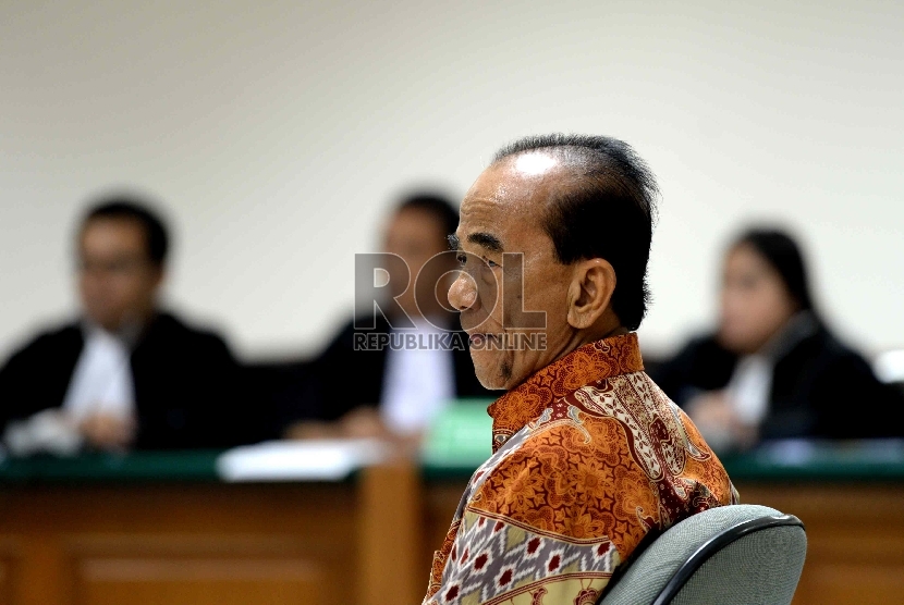  Gubernur Riau nonaktif Annas Maamun menjadi saksi dalam sidang perkara dugaan suap terkait revisi surat keputusan (SK) alih fungsi hutan di Pengadilan Tipikor, Jakarta, Senin (19/1).(Republika/ Wihdan)