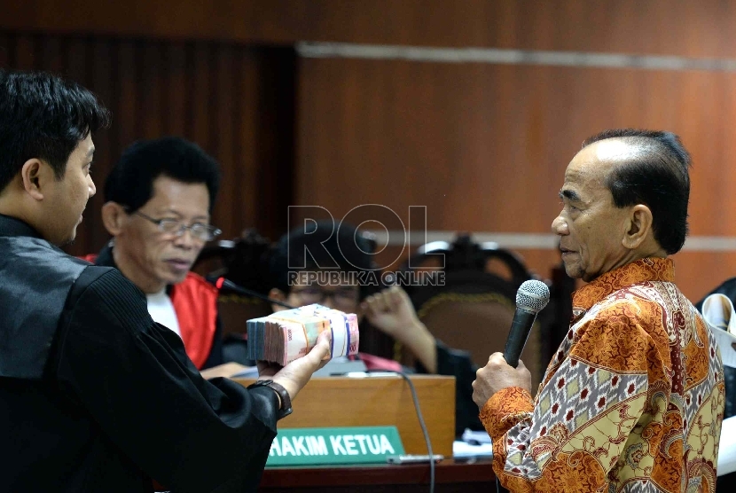  Gubernur Riau nonaktif Annas Maamun menjadi saksi dalam sidang perkara dugaan suap terkait revisi surat keputusan (SK) alih fungsi hutan di Pengadilan Tipikor, Jakarta, Senin (19/1).(Republika/ Wihdan)