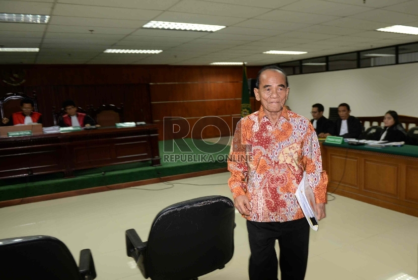  Gubernur Riau nonaktif Annas Maamun menjadi saksi dalam sidang perkara dugaan suap terkait revisi surat keputusan (SK) alih fungsi hutan di Pengadilan Tipikor, Jakarta, Senin (19/1).(Republika/ Wihdan)