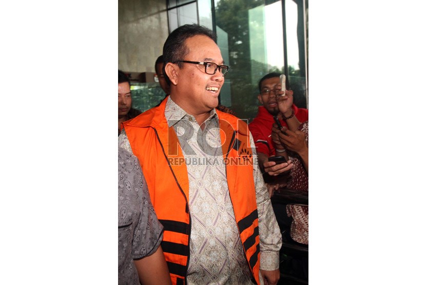  Gubernur Riau Rusli Zainal mengenakan baju tahanan KPK usai menjalani pemeriksaan di Gedung Komisi Pemberantasan Korupsi, Jakarta, Jumat (14/6).    (Republika/Adhi Wicaksono)