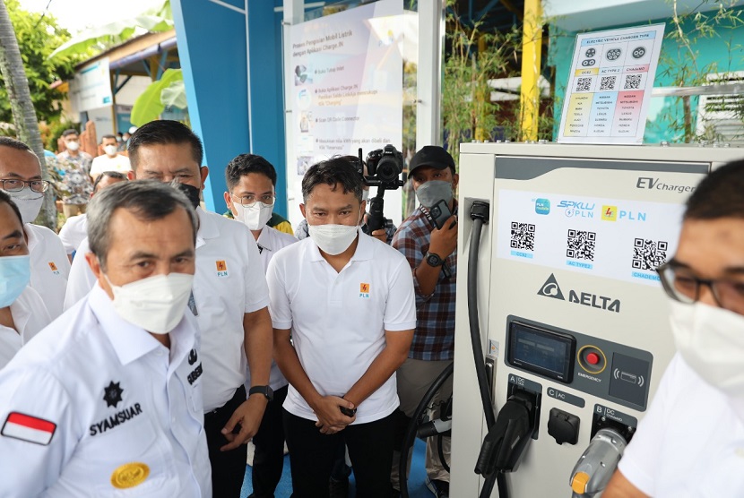 Gubernur Riau Syamsuar bersama PT.PLN(Persero) meresmikan Stasiun Pengisian Kendaraan Listrik Umum (SPKLU) pertama di Provinsi Riau acara peresmian berlangsung di Kantor PLN Unit Pelaksana Pelayanan Pelanggan (UP3) Pekanbaru.