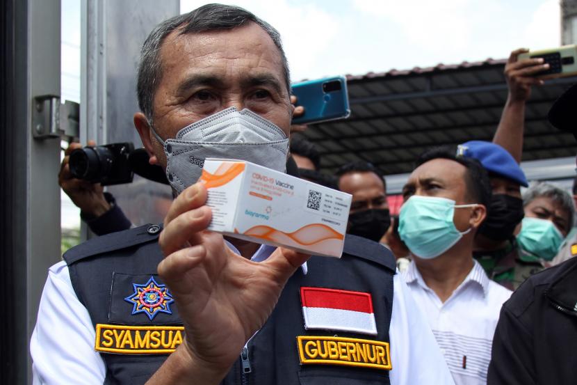 Gubernur Riau Syamsuar memperlihatkan vaksin Covid-19 Sinovac yang diserahkan kepada Pemkot Dumai di Puskesmas Purnama Dumai, provinsi Riau, Ahad (23/5/2021).