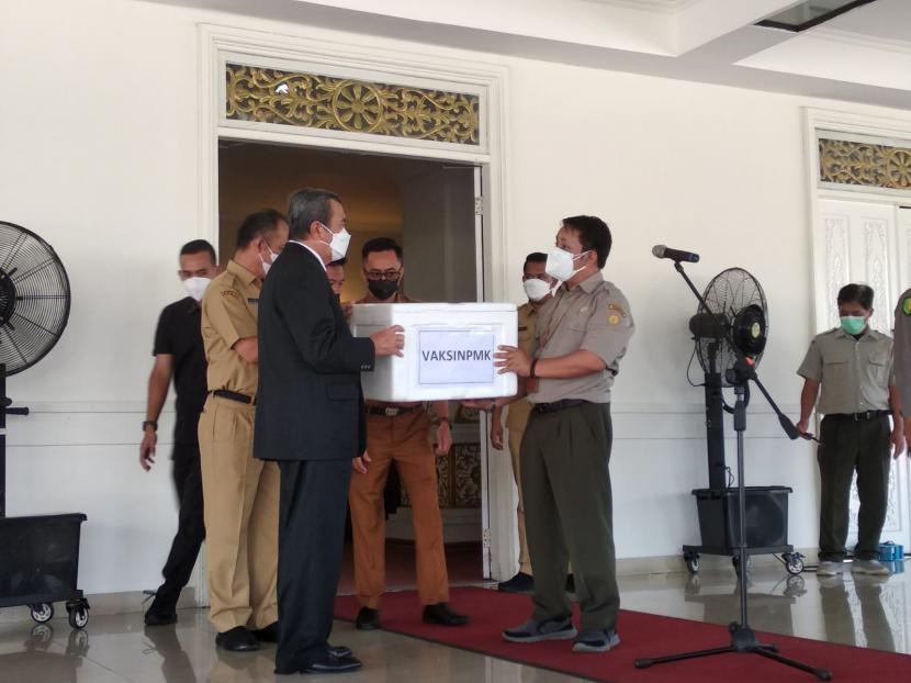 Gubernur Riau, Syamsuar merespon positif dan mendukung penuh langkah Kementerian Pertanian (Kementan) dalam  persiapan logistik pelaksanaan vaksinasi Penyakit Mulut dan Kuku (PMK) pada hewan ternak di wilayahnya.