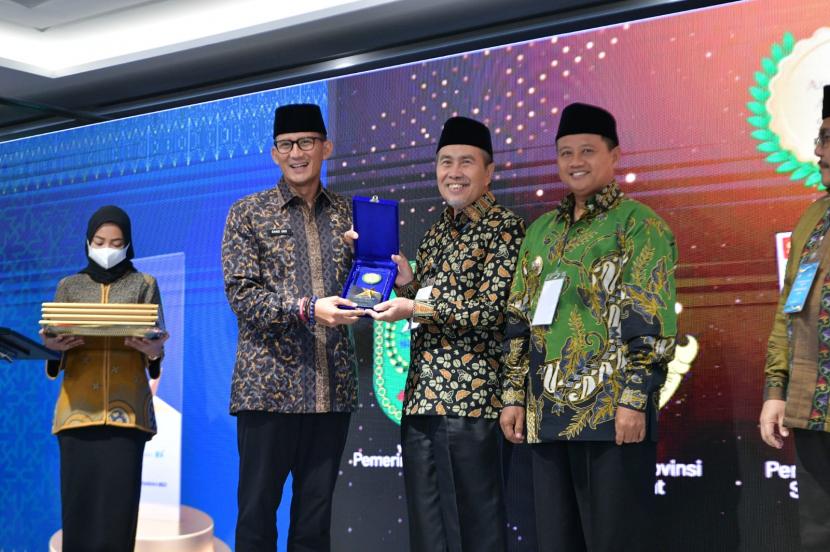 Gubernur Riau Syamsuar saat menerima penghargaan Anugerah Adinata Syariah 2023.