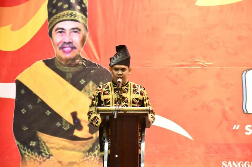 Gubernur Riau yang diwakili oleh Kepala Badan Penghubung Provinsi Riau, Ridho Ardiansyah membuka pagelaran seni budaya Melayu Berdendang yang digelar di Selasar Jatuh Tunggal, Anjungan Riau Taman Mini Indonesia Indah (TMII) Jakarta, Sabtu (3/12/2022) malam