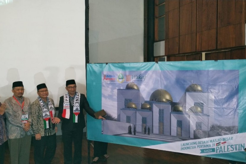 Gubernur Ridwan Kamil memperlihatkan desain masjid pertama Indonesia di Gaza, Palestina. Desain tersebut dibuat langsung oleh Ridwan Kamil di Masjid Salman ITB, Ahad (27/1). 