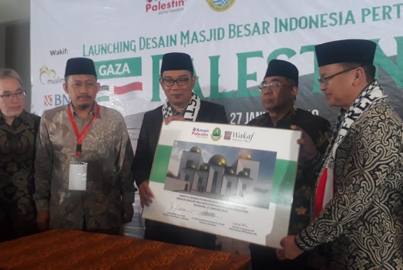 Gubernur Ridwan Kamil menyerahkan desain  masjid pertama Indonesia di Gaza, Palestina yang dibuatnya sendiri pada Aman Palestin di Masjid Salman ITB, Ahad (27/1). 
