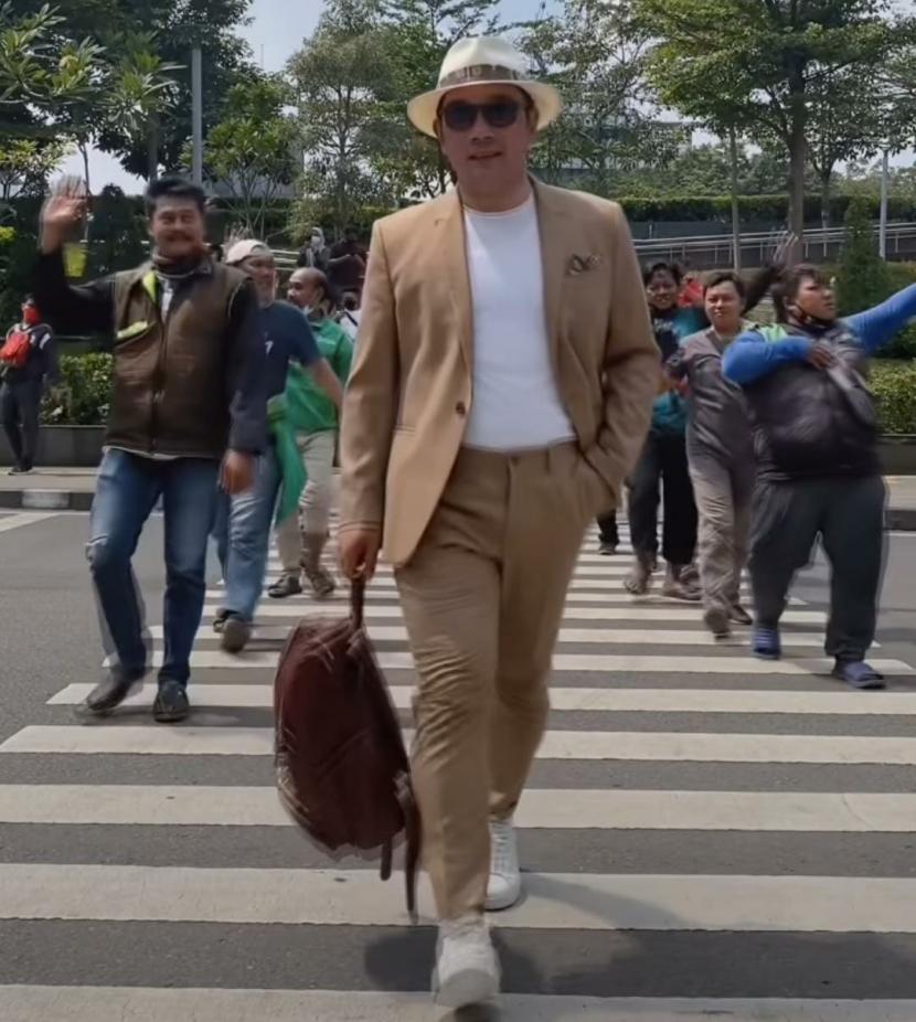 Gubernur Ridwan Kamil saat mencoba menjajal catwalk di Citayam Fashion Week 