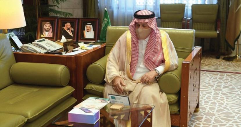 Gubernur Riyadh Bagi-Bagi Tablet untuk 55 Ribu Siswa. Gubernur Riyadh, Arab Saudi Pangeran Faisal bin Bandar.
