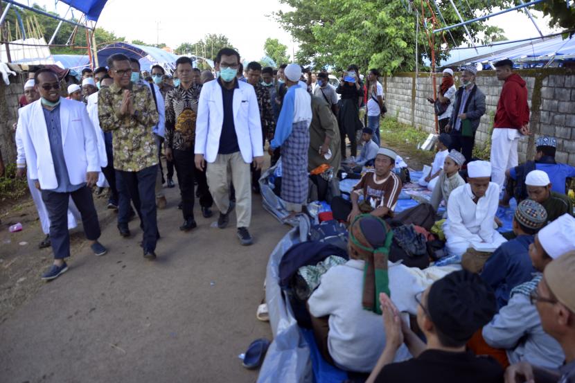 Gubernur Sulawesi Selatan Nurdin Abdullah (kedua kiri) mengunjungi peserta Ijtima Ulama Asia di Desa Pakkatto, Kecamatan Bontomarannu, Kabupaten Gowa, Sulawesi Selatan, Kamis (19/3/2020).(Antara/Abriawan Abhe)