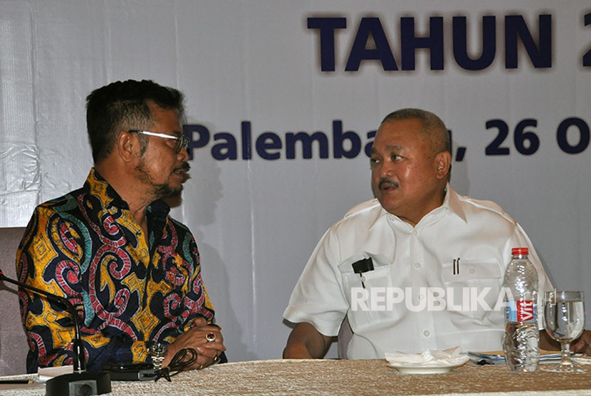 Gubernur Sulawesi Selatan yang juga Ketua Umum Asosiasi Pemerintah Provinsi Seluruh Indonesia (APPSI) Syahrul Yasin Limpo (kiri) berbicara dengan Gubernur Sumatera Selatan Alex Noerdin (kanan) pra Rapat Kerja Nasional (Rakernas) APPSI, , Kamis (26/10). 