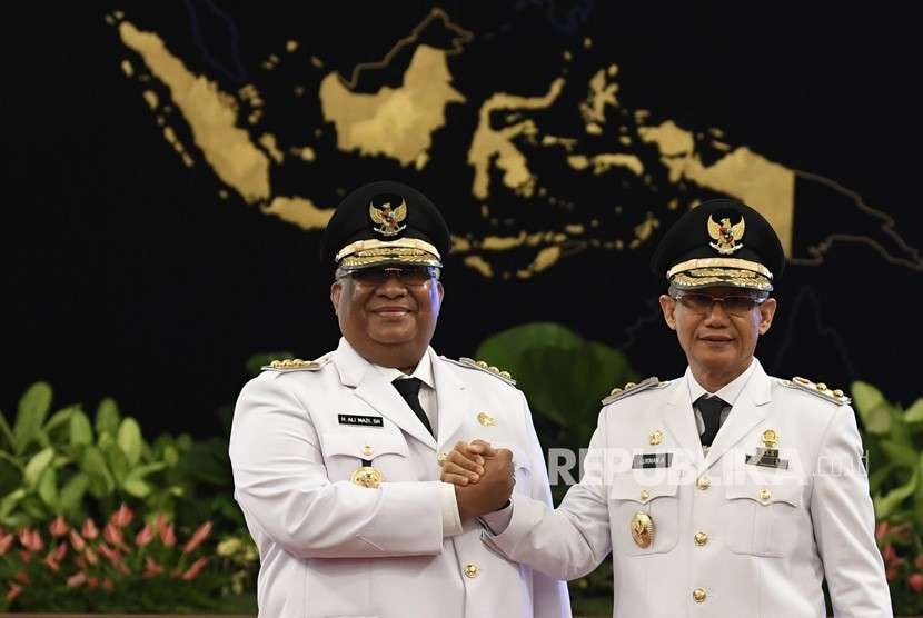 Gubernur Sulawesi Tenggara Ali Mazi (kiri) bersama Wakil Gubernur Lukman Abunawas (kanan) 