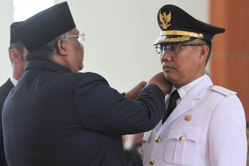 Wali Kota Kendari Positif Covid-19. Gubernur Sulawesi Tenggara, Ali Mazi (kiri) melantik Sulkarnain Kadir sebagai Wali Kota Kendari.