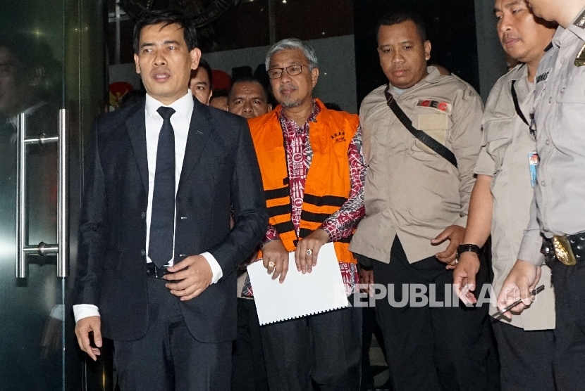  Gubernur Sulawesi Tenggara Nur Alam usai menjalani pemeriksaan di gedung KPK, Jakarta, Rabu (5/7).