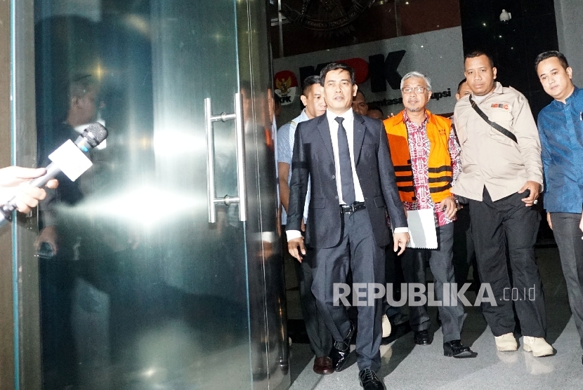 Gubernur Sulawesi Tenggara Nur Alam usai menjalani pemeriksaan di gedung KPK, Jakarta, Rabu (5/7).