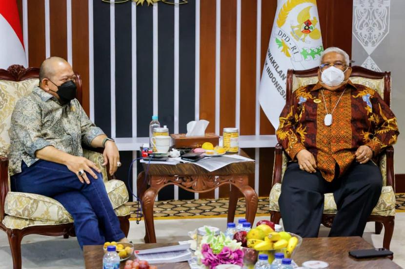 Gubernur Sulawesi Tenggara (Sultra), Ali Mazi, menyatakan dukungannya terhadap Rancangan Undang-undang (RUU) Daerah Kepulauan yang diusulkan DPD RI.   Dukungan tersebut disampaikan Ali Mazi saat audiensi dengan Ketua DPD RI, AA LaNyalla Mahmud Mattalitti, di Lantai VIII Gedung Nusantara III Komplek Parlemen Senayan, Rabu (15/9/2021). 