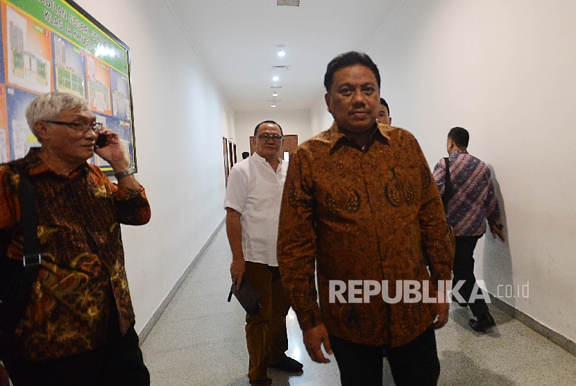 Gubernur Sulawesi Utara Olly Dondokambey berjalan keluar ruangan seusai menjadi saksi dalam sidang lanjutan kasus korupsi KTP Elektronik dengan terdakwa Irman dan Sugiharto di Pengadilan Tipikor, Jakarta Pusat, Kamis (27/4).