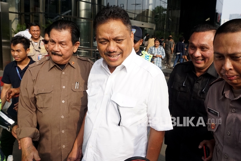 Gubernur Sulawesi Utara Olly Donokambey berjalan meninggalkan gedung KPK usai menjalani pemeriksan di Jakarta, Selasa (4/7).
