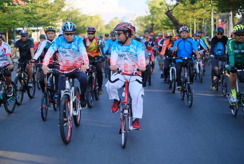 Gubernur Sulsel Nurdin Abdullah dan Wakil Gubernur Sulsel Andi Sudirman Sulaiman bersepeda di ajang Fun Bike Semarak hari jadi Sulsel ke-351, Sabtu (2/11)
