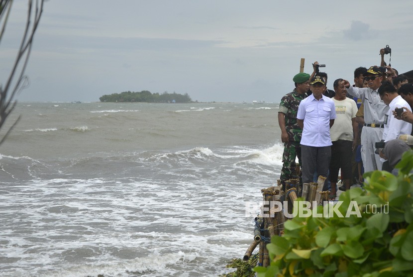 Gubernur Sulsel Nurdin Abdullah (kedua kanan) bersama Bupati Takalar Syamsari Kitta (kedua kiri) meninjau lokasi abrasi pantai di Desa Mappakalompo, Kecamatan Galesong Selatan, Kabupaten Takalar, Sulawesi Selatan, Seasa (7/1/2020).