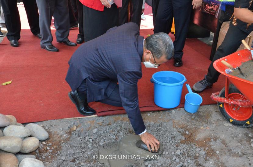 Gubernur Sulsel Nurdin Abdullah melakukan peletakan batu pertama dimulainya pembangunan Training Center dan Hotel Unhas di kompleks Gedung Ipteks, Kampus Unhas Tamalanrea, Makassar, Kamis (10/9).