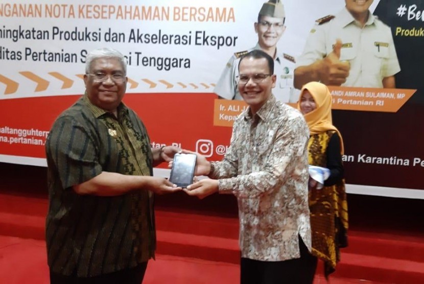 Gubernur Sultra, Ali Mazi dan Kepala Badan Karantina Pertanian, Kementerian Pertanian, Ali Jamil, Ph.D saat lakukan penandatangan Nota Kesepahaman Kerjasama Dukungan Peningkatan Produksi dan Produktivitas serta Akselerasi Ekspor Komoditas Pertanian di Kendari (19/6)