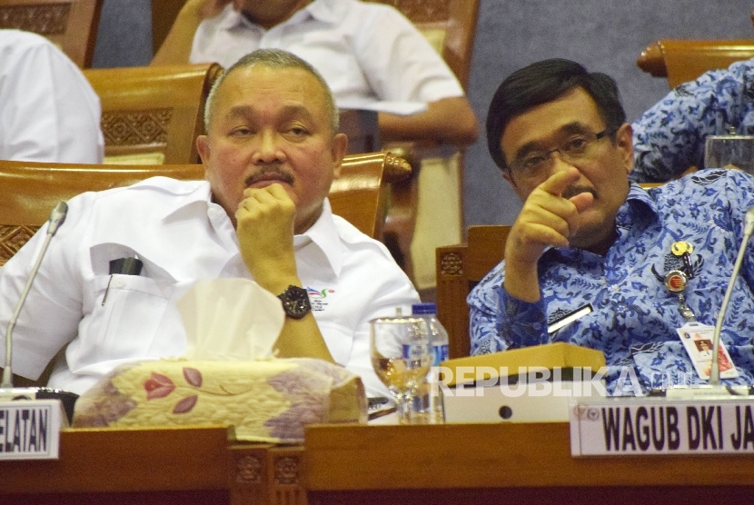 Gubernur Sumater Selatan, Alex Noerdin (kiri),berbincang bersama Wakil Gubernur DKI Jakarta Djarot Syaiful Hidayat (kanan) mengikuti Rapat Dengar Pendapat (RDP) dengan Komisi X DPR di Kompleks Parlemen, Senayan, Jakarta, Senin (25/4). (Republika/ Rakhmawat